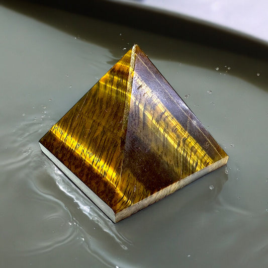 Tiger eye Pyramid 1526