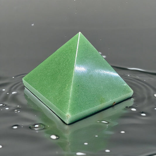 Green aventurine Pyramid 1733