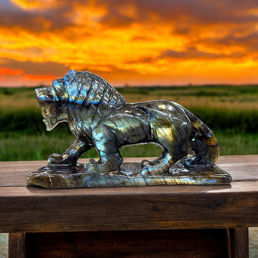 Lion in flashy Labradorite Crystal 2400